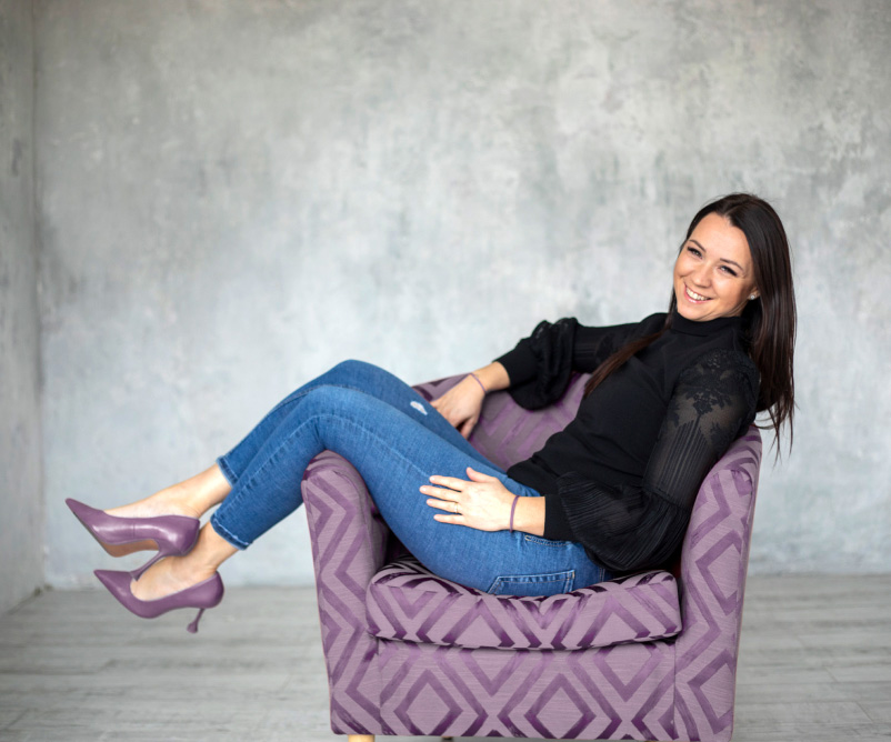 Tápler Zita fotelben